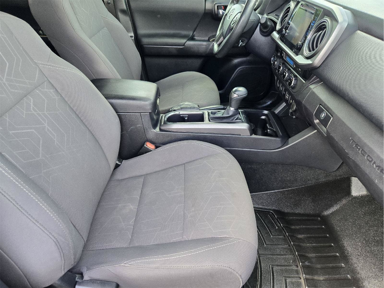 Used 2017 Toyota Tacoma TRD Off-Road w/ Premium & Technology Package AWD/4WD image 13