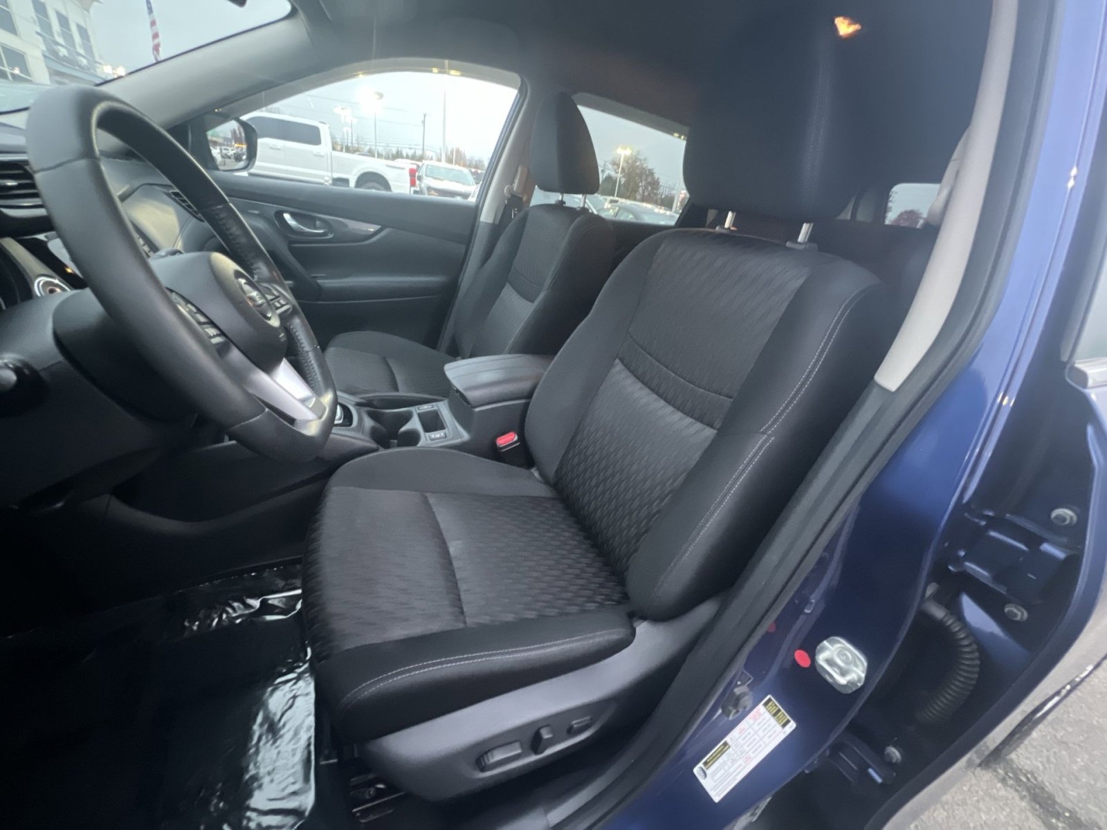 Used 2018 Nissan Rogue SV w/ Premium Package image 13