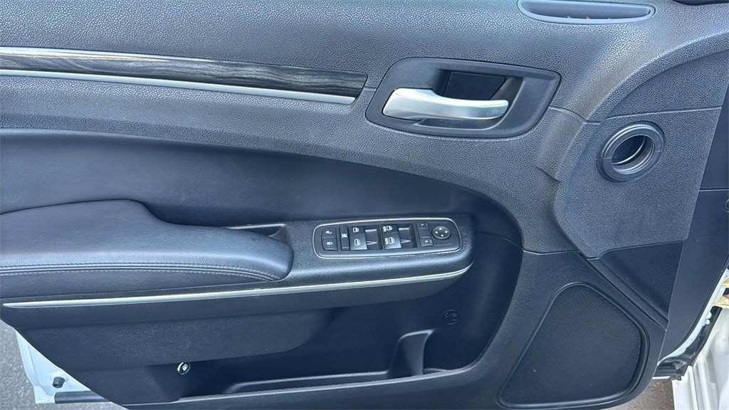 Used 2018 Chrysler 300 Touring L image 18