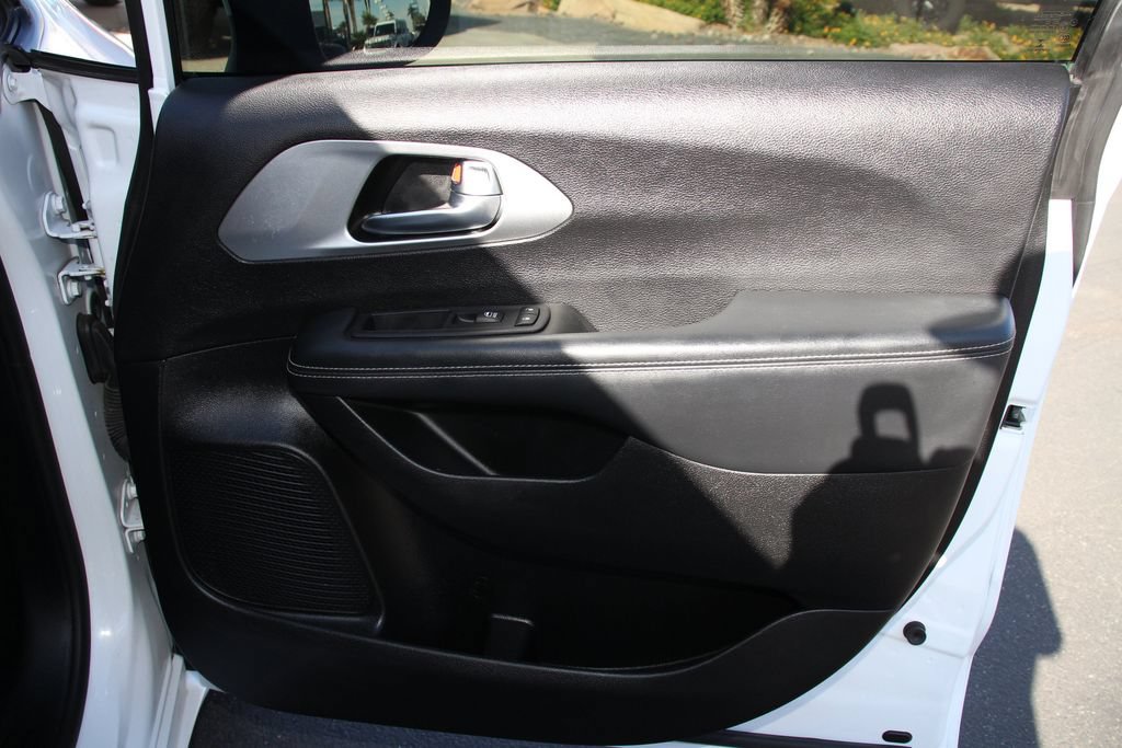 Used 2023 Chrysler Pacifica Touring-L w/ Uconnect Theater Family Group FWD image 31