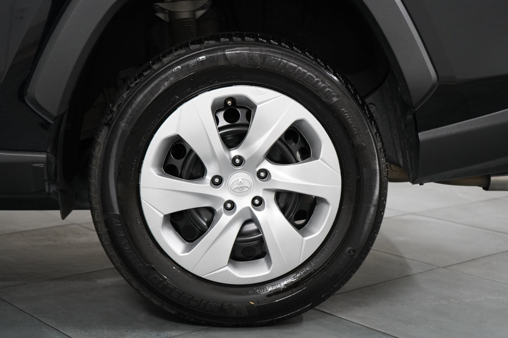 Used 2025 Toyota RAV4 LE AWD/4WD image 33