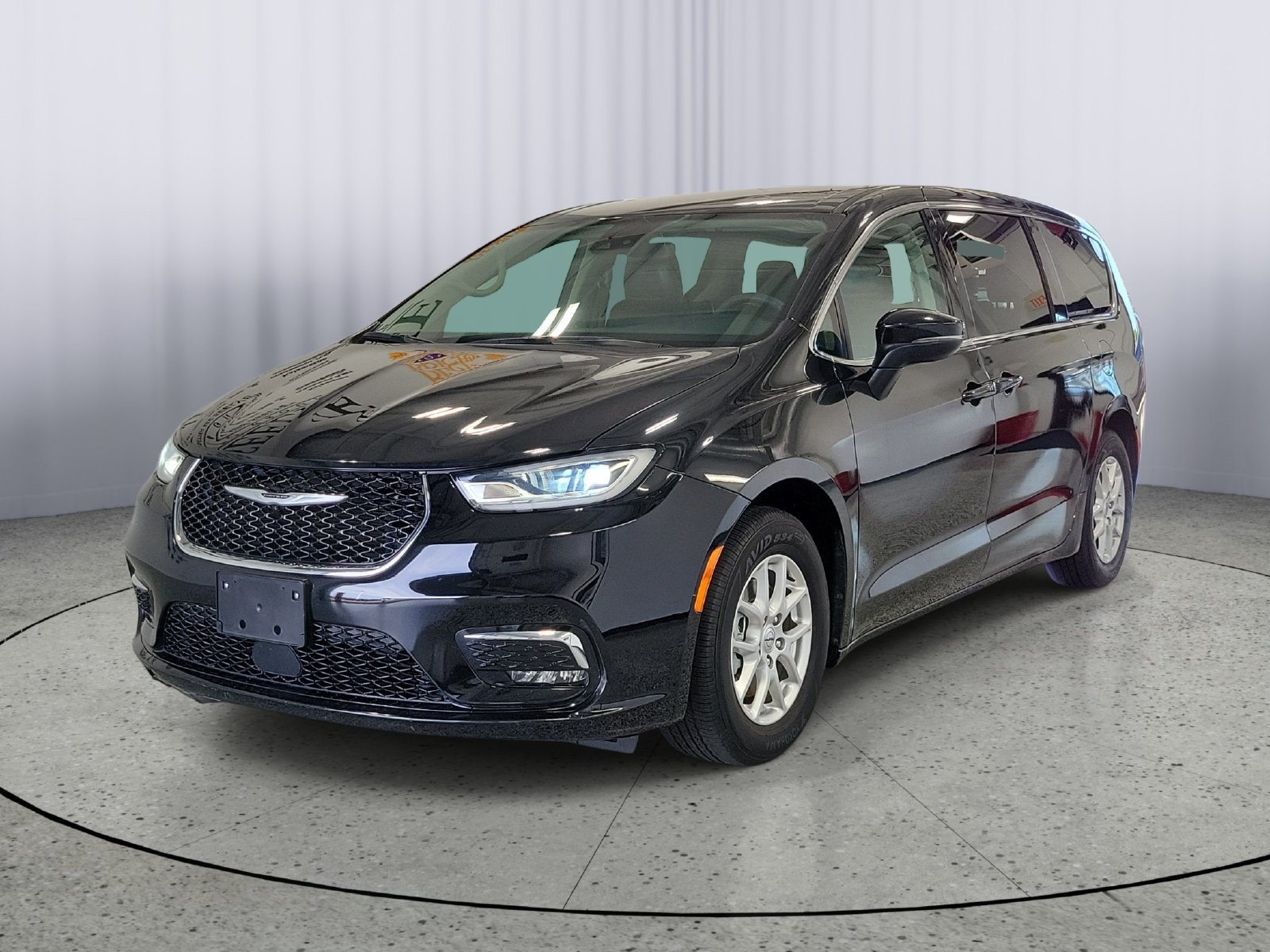 Used 2023 Chrysler Pacifica Touring-L FWD image 4