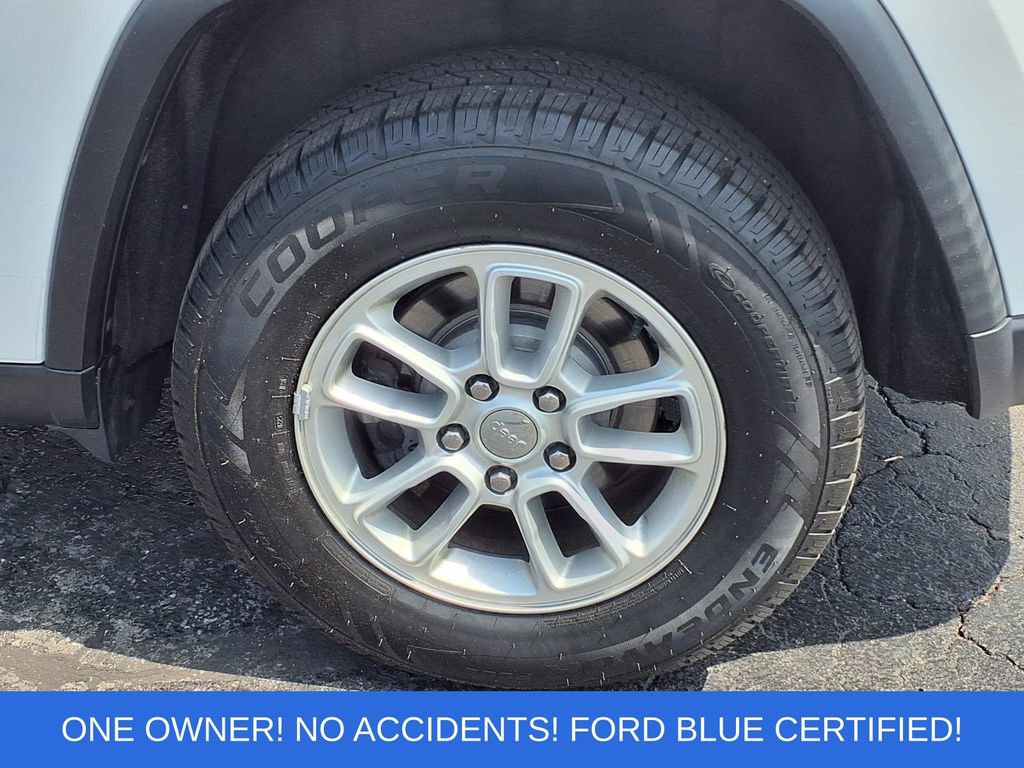 Used 2019 Jeep Grand Cherokee Laredo AWD/4WD image 24