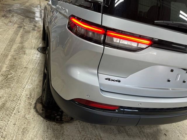 Used 2023 Jeep Grand Cherokee Altitude image 12