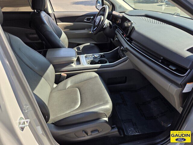 Used 2025 Kia Carnival EX FWD image 17