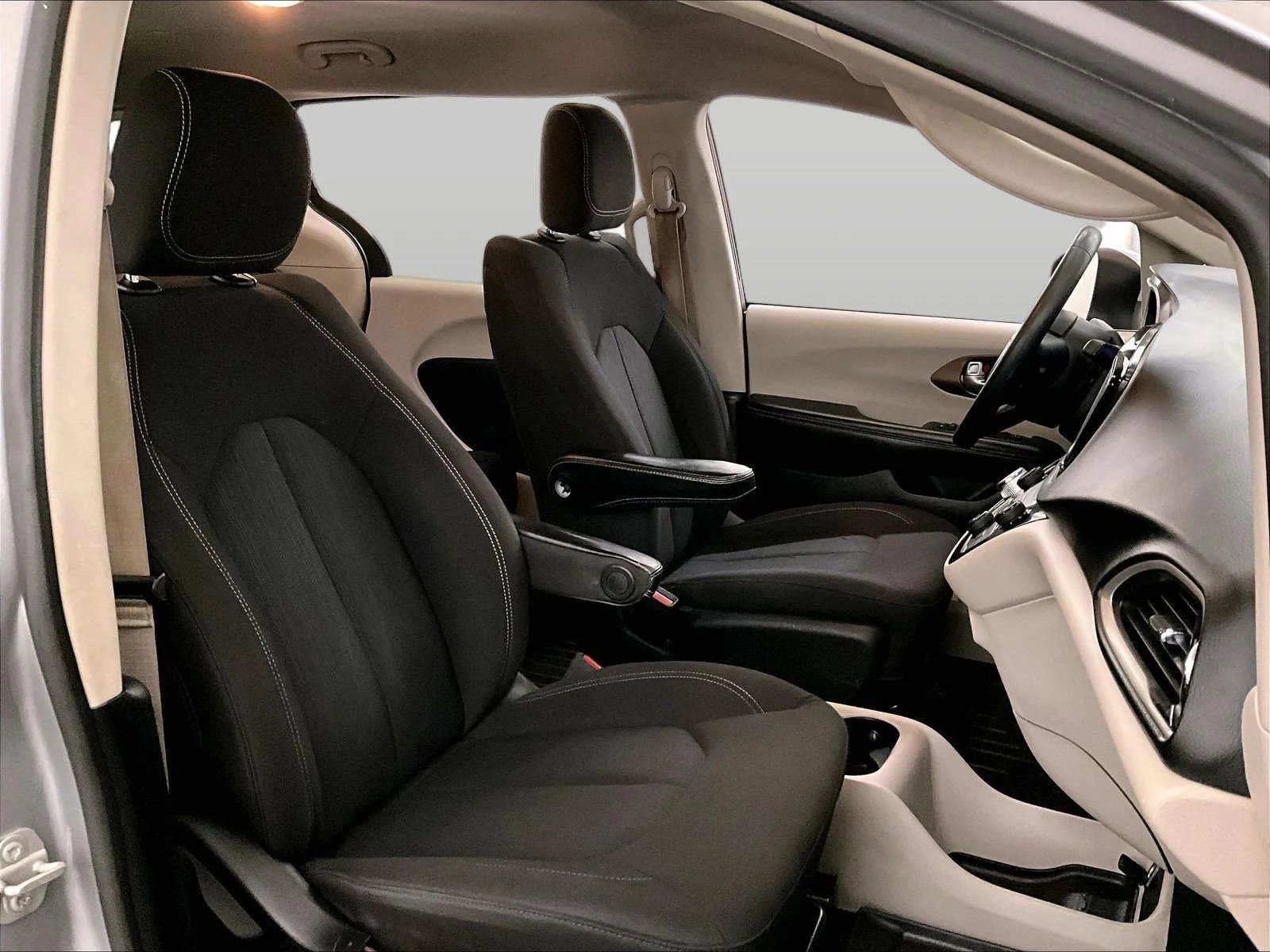 Used 2020 Chrysler Voyager L image 7