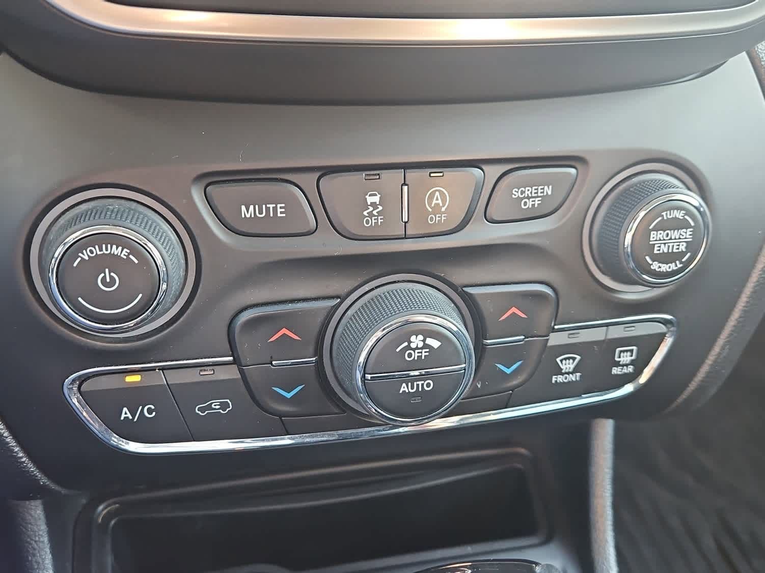 Used 2020 Jeep Cherokee Latitude Plus image 17