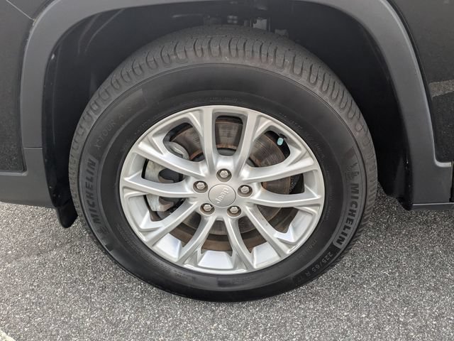 Used 2019 Jeep Cherokee Latitude w/ Popular Appearance Group AWD/4WD image 27
