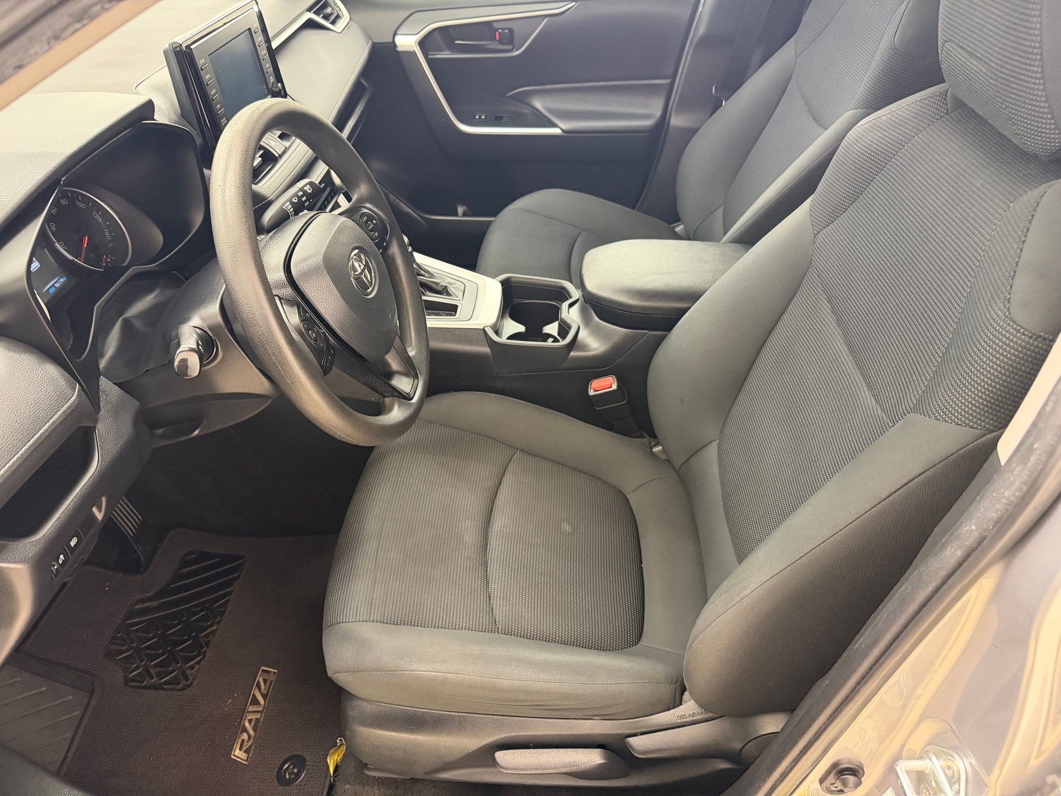 Used 2020 Toyota RAV4 LE FWD image 5