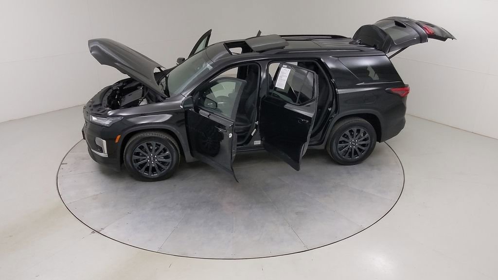 Used 2023 Chevrolet Traverse RS image 57