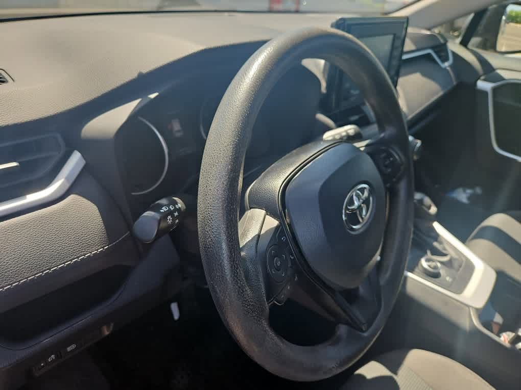 Used 2021 Toyota RAV4 LE AWD/4WD image 2