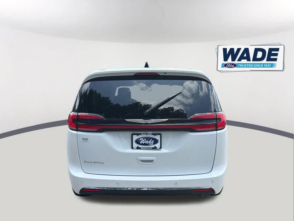 Used 2023 Chrysler Pacifica Touring-L FWD image 6