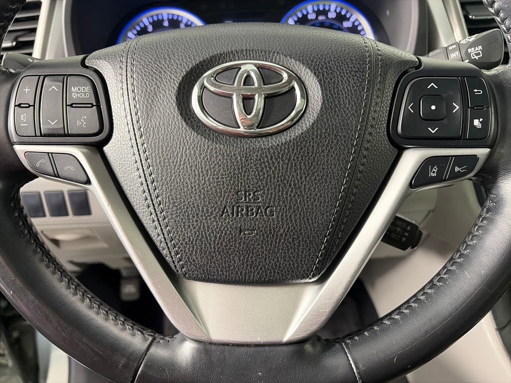 Used 2017 Toyota Highlander XLE w/ Carpet Mat Package AWD/4WD image 16