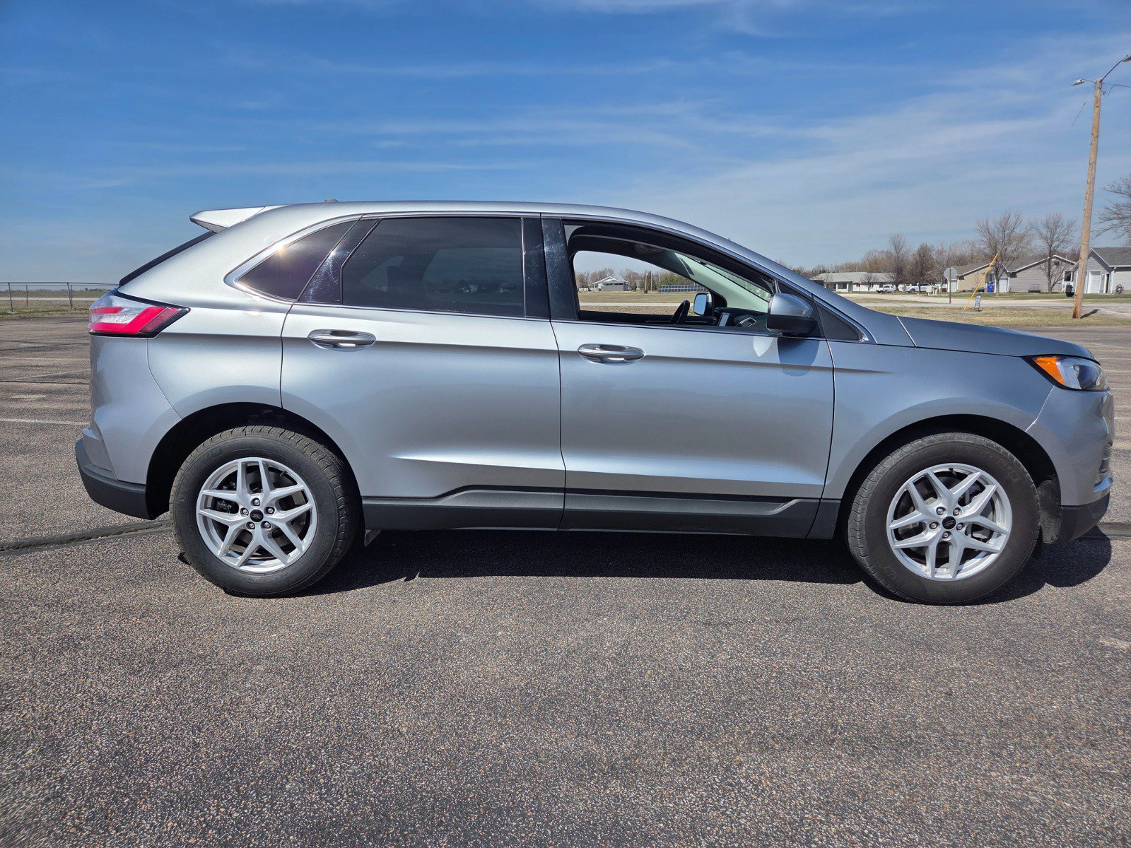 Certified 2024 Ford Edge SEL w/ Convenience Package AWD/4WD image 2