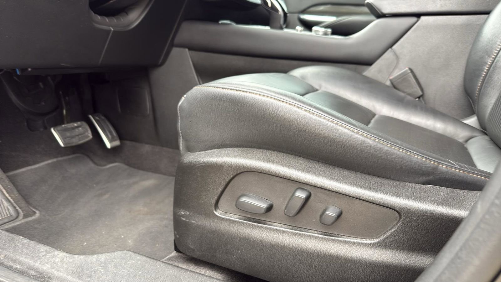 Used 2022 Cadillac XT4 Sport w/ Comfort Package image 11