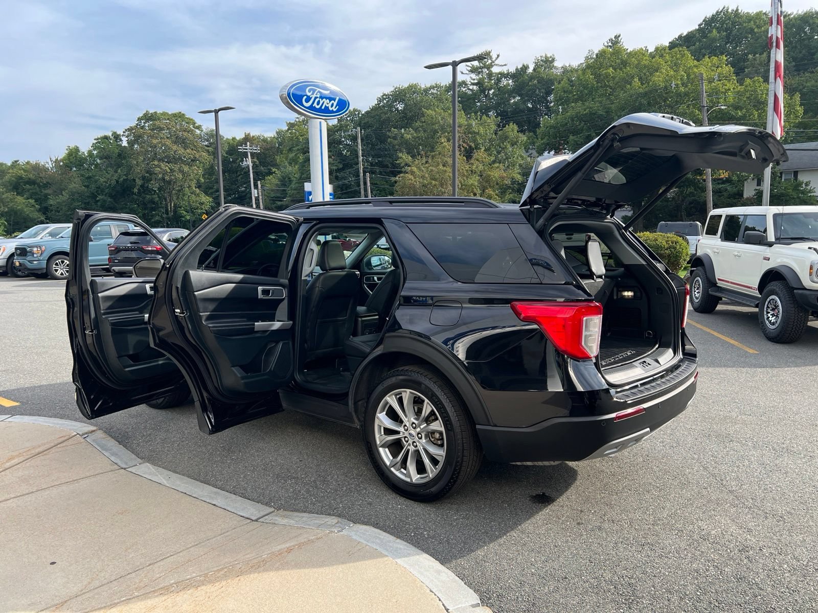 Certified 2024 Ford Explorer XLT w/ Equipment Group 202A AWD/4WD image 9