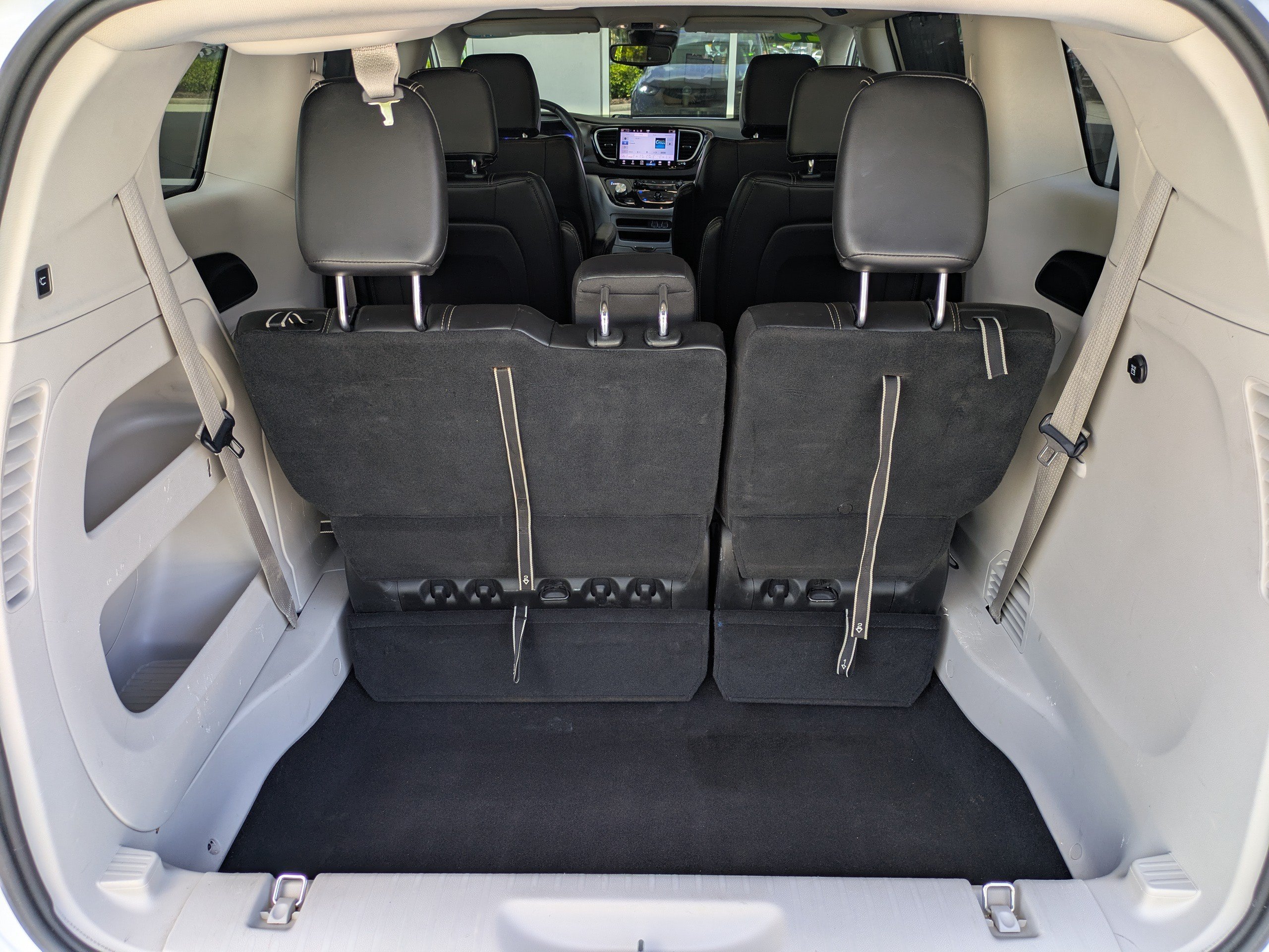 Used 2023 Chrysler Pacifica Touring-L FWD image 13