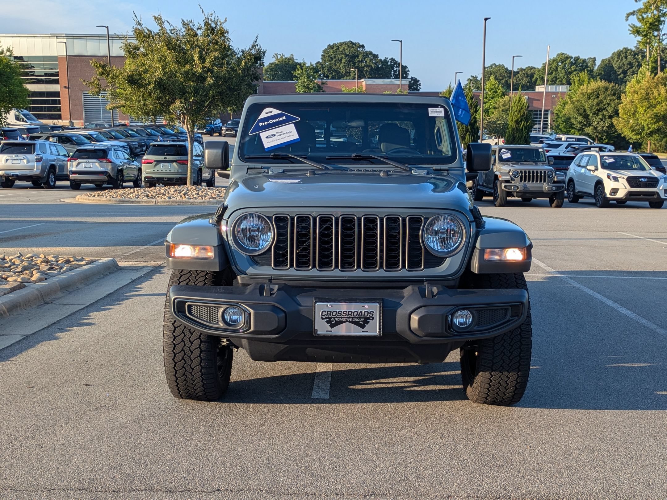 Used 2025 Jeep Gladiator Sport AWD/4WD image 7