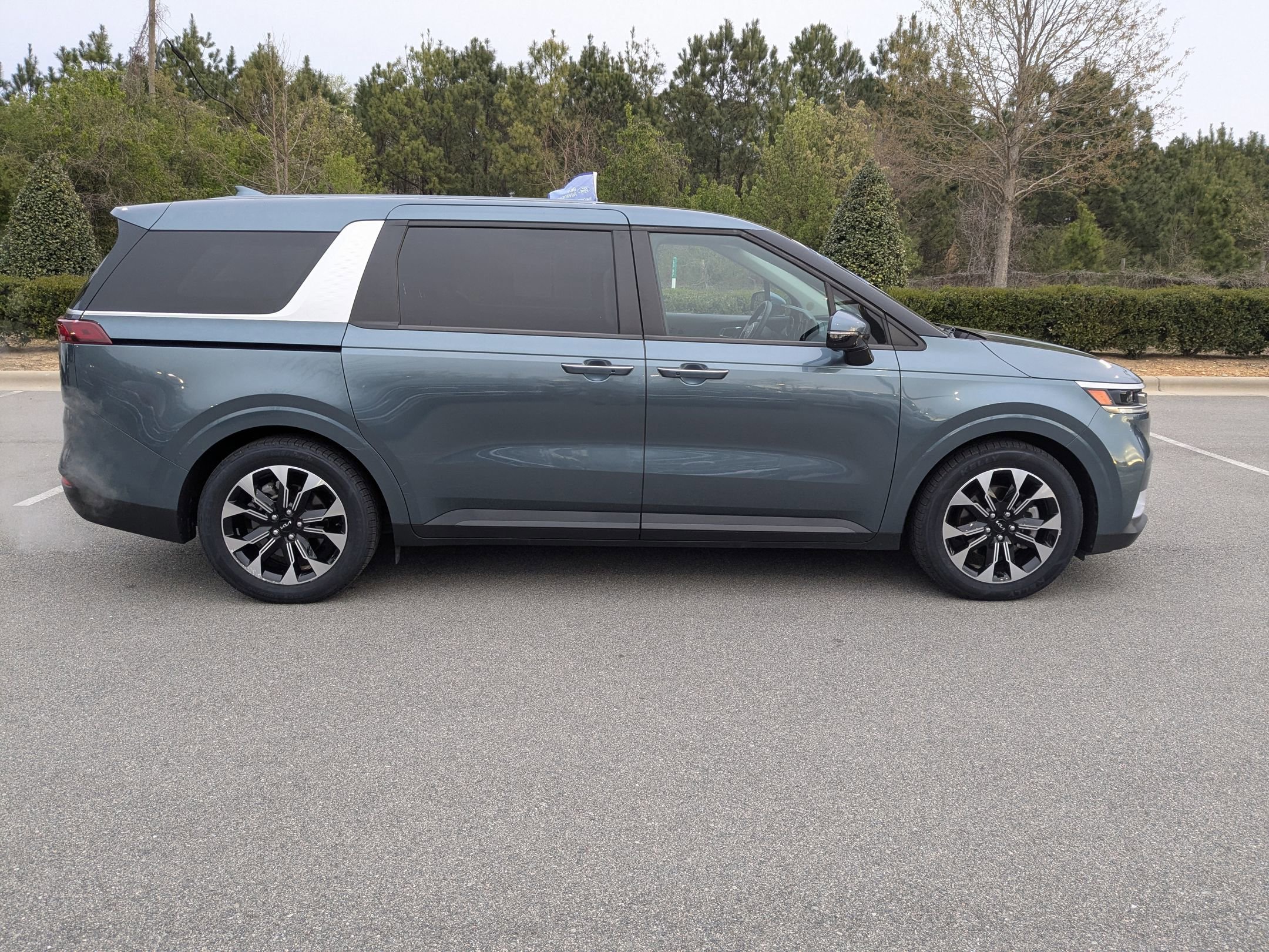 Used 2024 Kia Carnival EX image 6