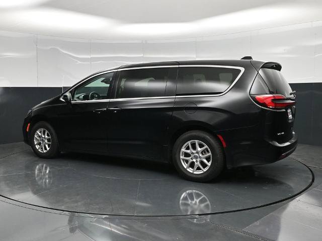 Used 2024 Chrysler Pacifica Touring-L FWD image 7