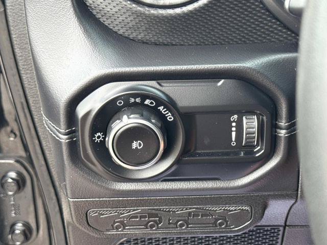 Used 2025 Jeep Wrangler Unlimited Rubicon AWD/4WD image 19