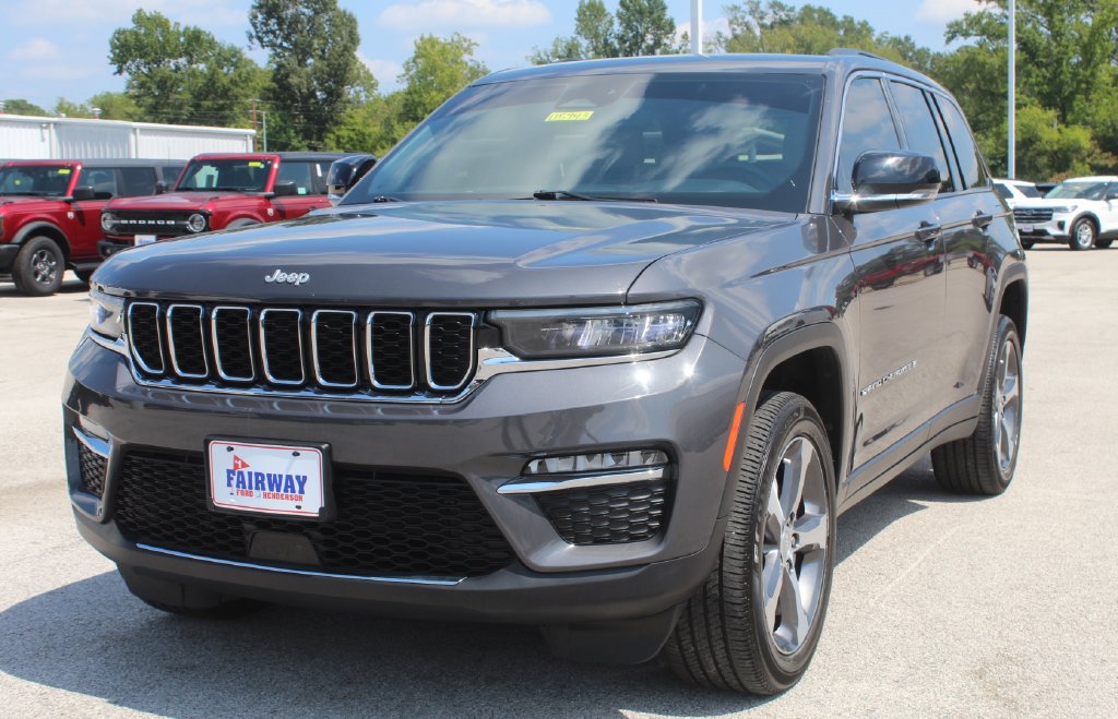 Used 2024 Jeep Grand Cherokee Limited RWD image 3