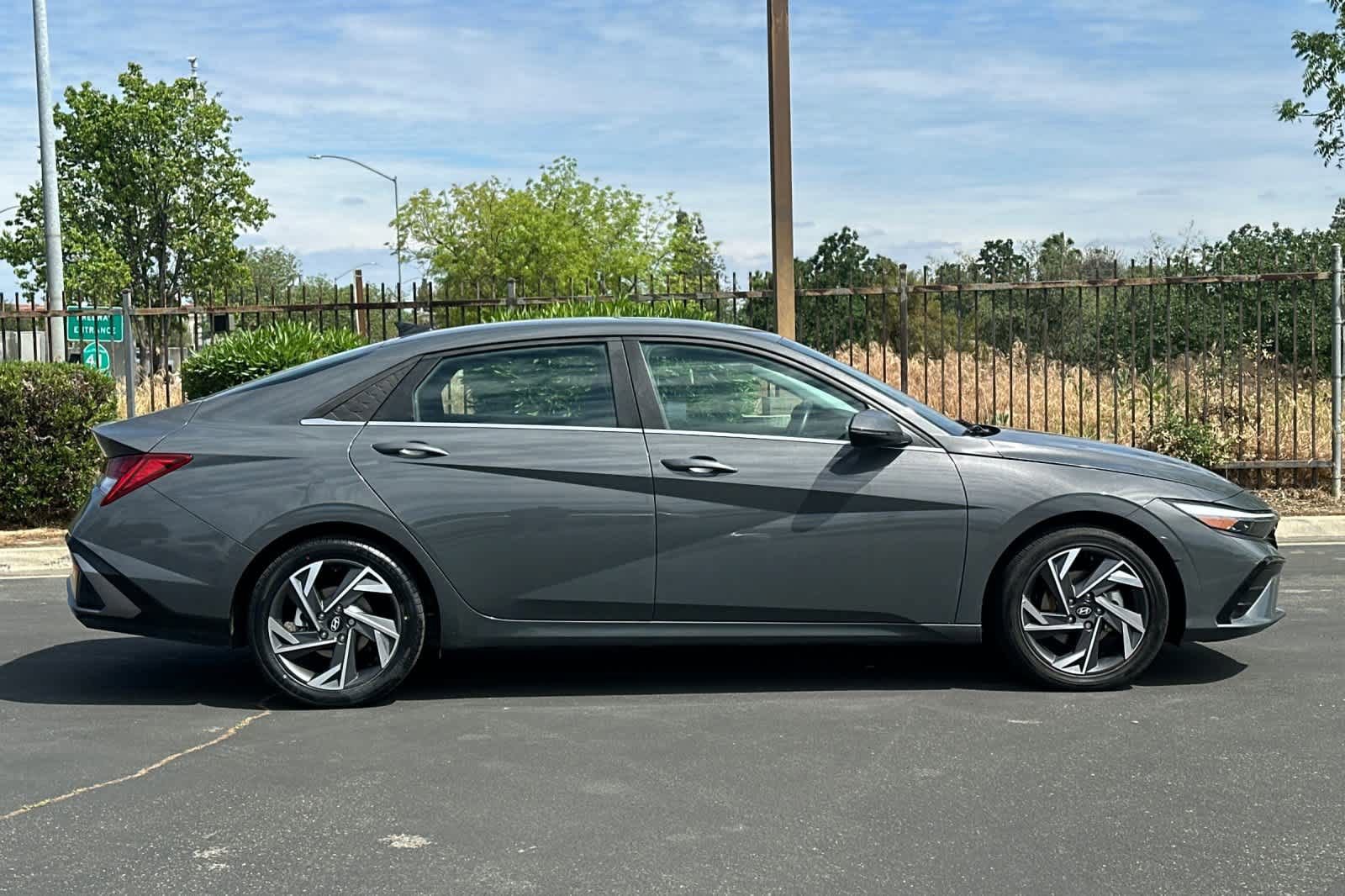 Used 2024 Hyundai Elantra Limited image 6