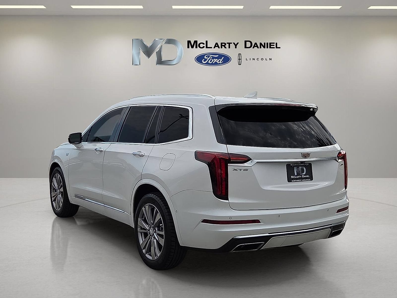 Used 2023 Cadillac XT6 Premium Luxury w/ Technology Package FWD image 4