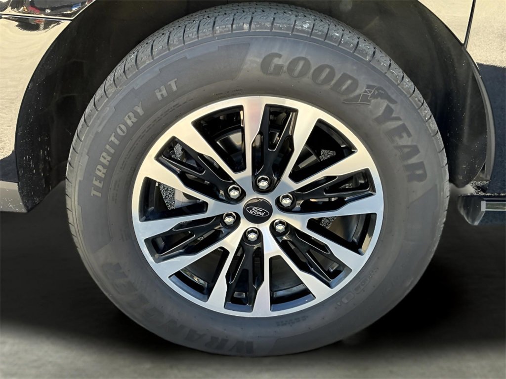 Certified 2025 Ford Expedition Max Platinum image 16