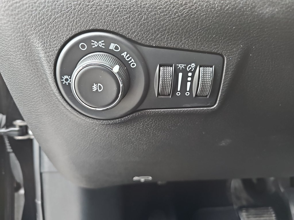 Used 2025 Jeep Compass Latitude AWD/4WD image 24