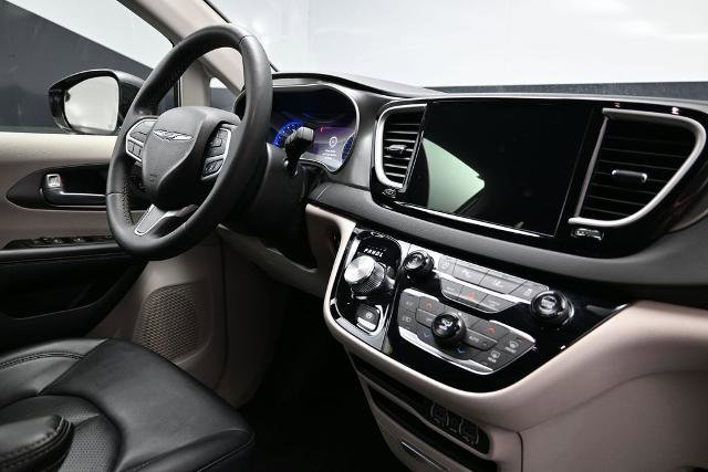 Used 2024 Chrysler Pacifica Touring-L FWD image 16