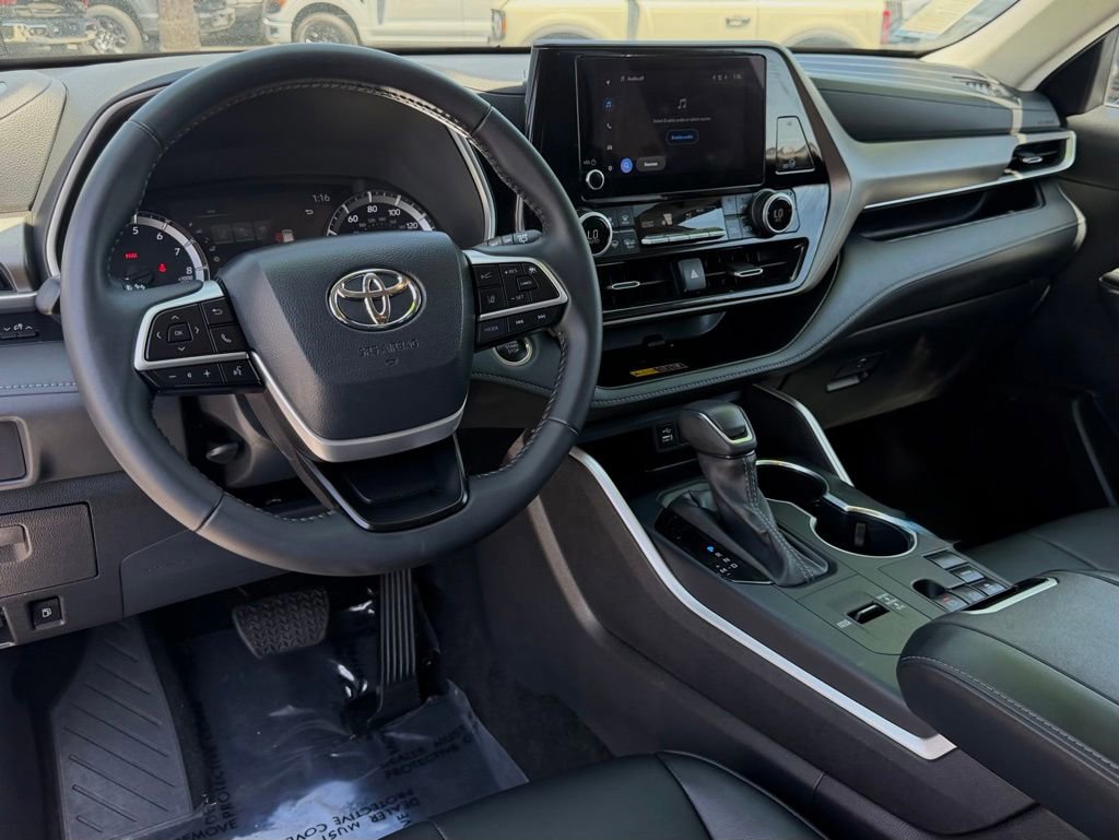 Used 2025 Toyota Highlander XLE FWD image 26