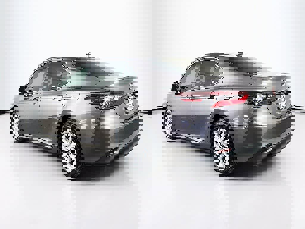 Used 2022 Toyota Camry LE image 4