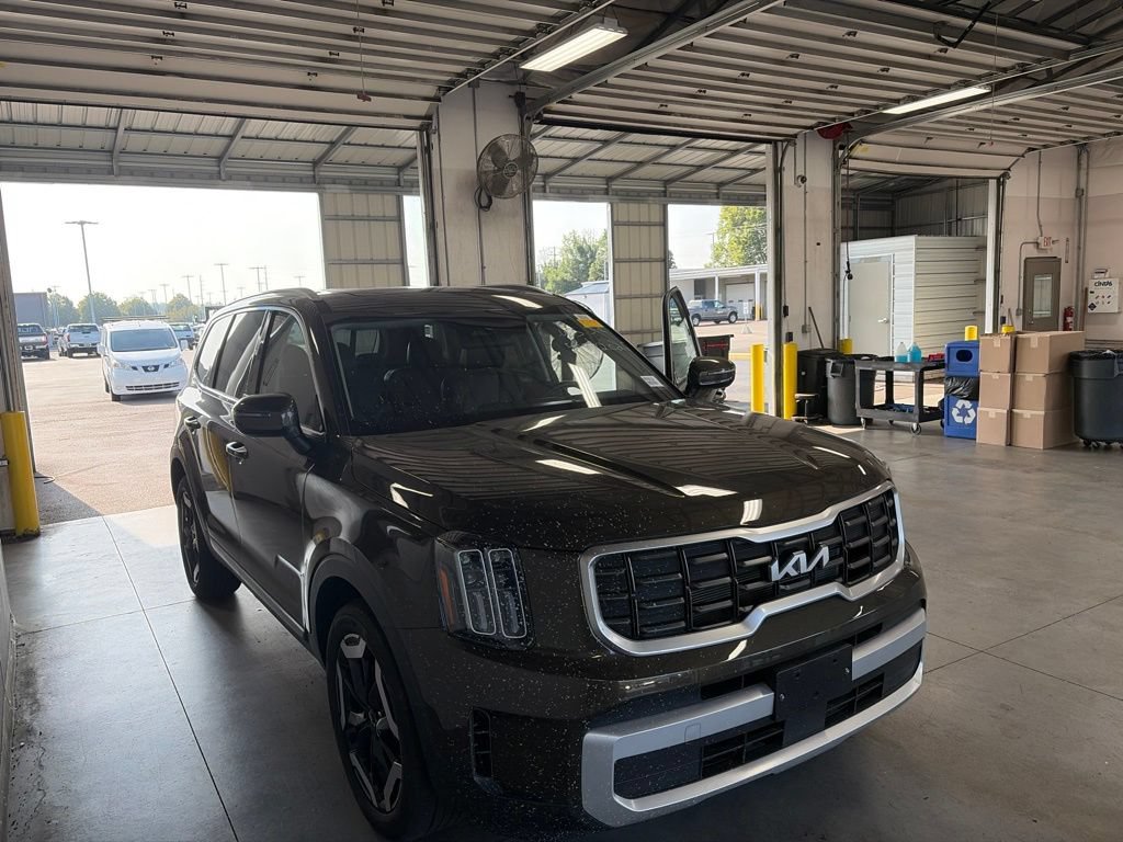 Used 2025 Kia Telluride S FWD image 1