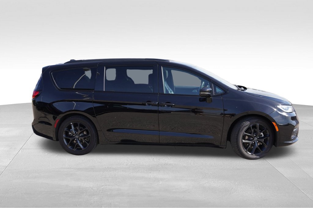 Used 2025 Chrysler Pacifica Limited FWD image 3