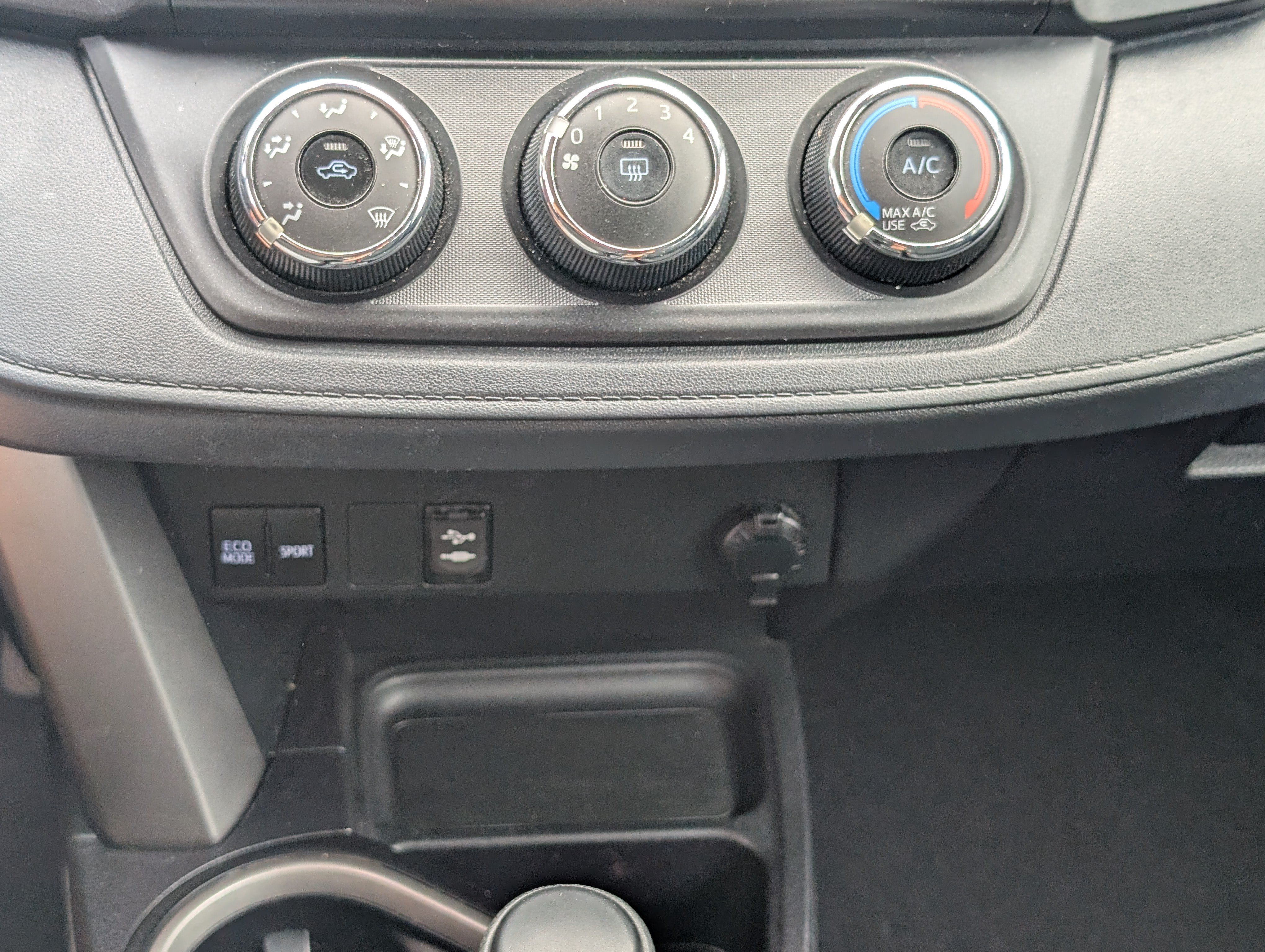 Used 2018 Toyota RAV4 LE w/ Carpet Mat Package AWD/4WD image 23