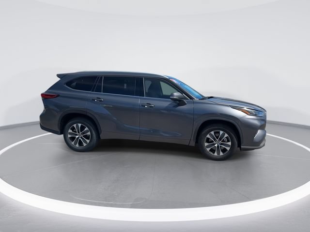 Used 2022 Toyota Highlander XLE FWD image 1