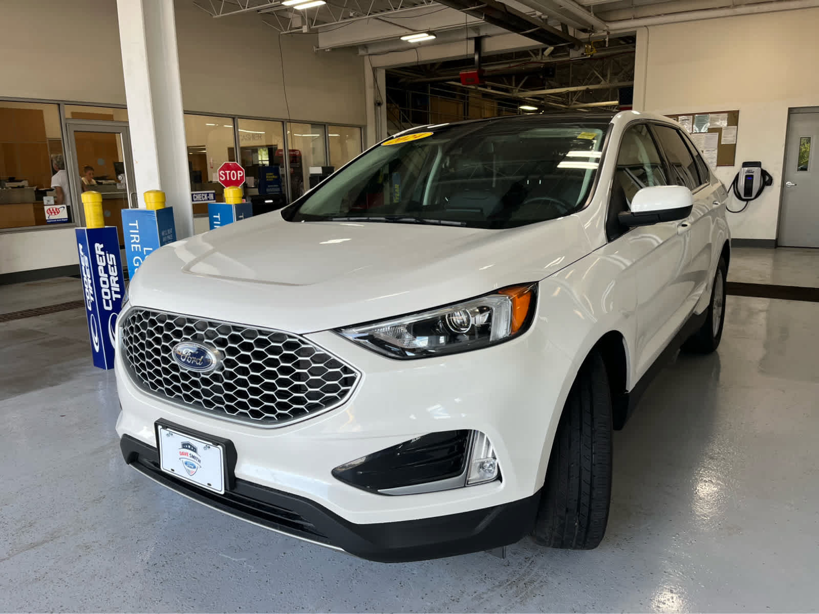 Certified 2024 Ford Edge SEL w/ Convenience Package AWD/4WD image 3