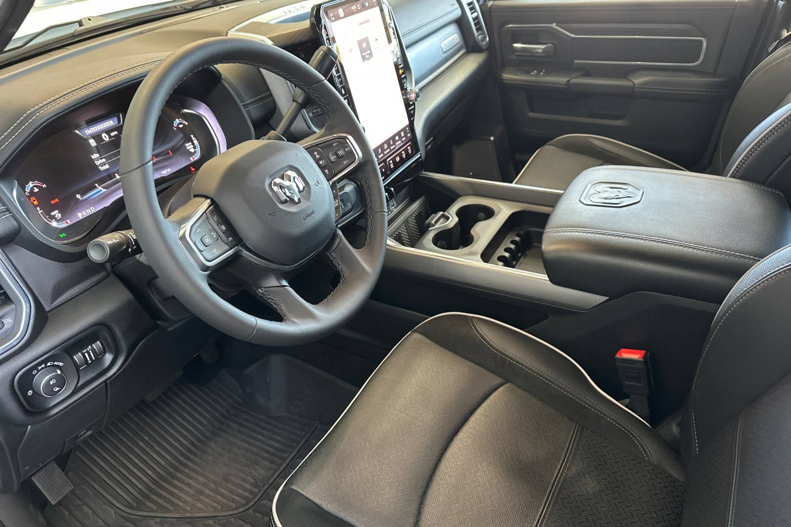 Used 2025 RAM 2500 Laramie AWD/4WD image 13