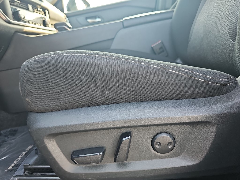 Used 2024 Nissan Rogue SV AWD/4WD image 27