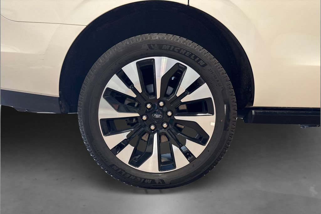 Certified 2025 Ford Expedition Platinum w/ Driver's Package AWD/4WD image 19