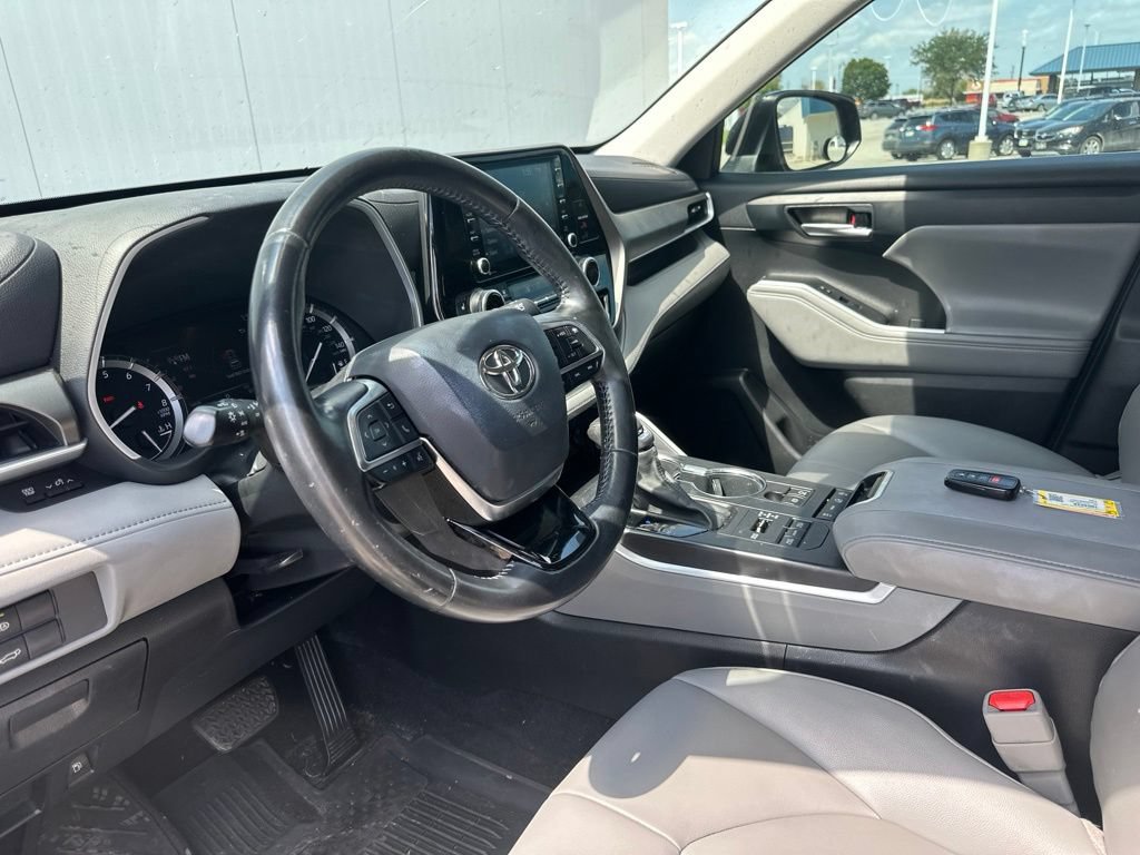 Used 2021 Toyota Highlander XLE AWD/4WD image 15