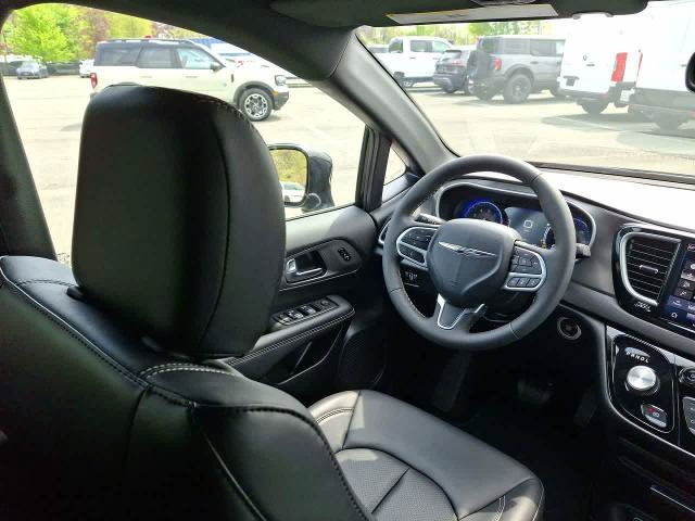 Used 2025 Chrysler Pacifica Select FWD image 15