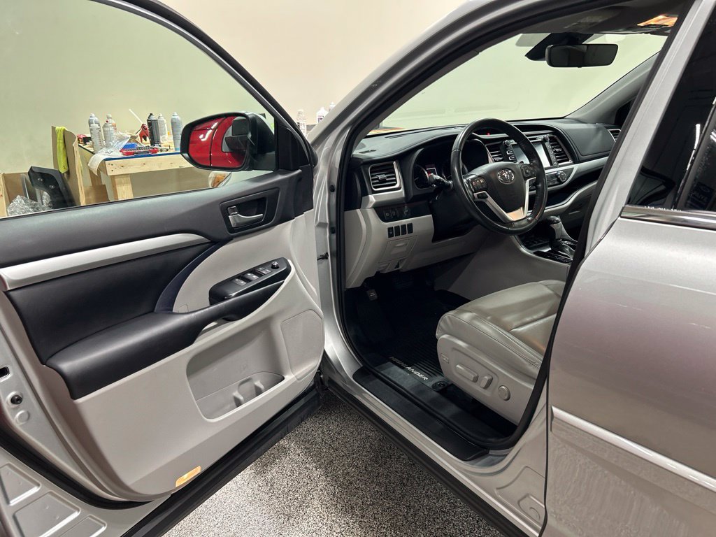 Used 2019 Toyota Highlander XLE AWD/4WD image 9