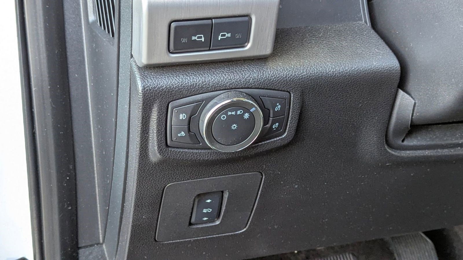 Certified 2017 Ford F150 Platinum w/ Equipment Group 701A Luxury image 18