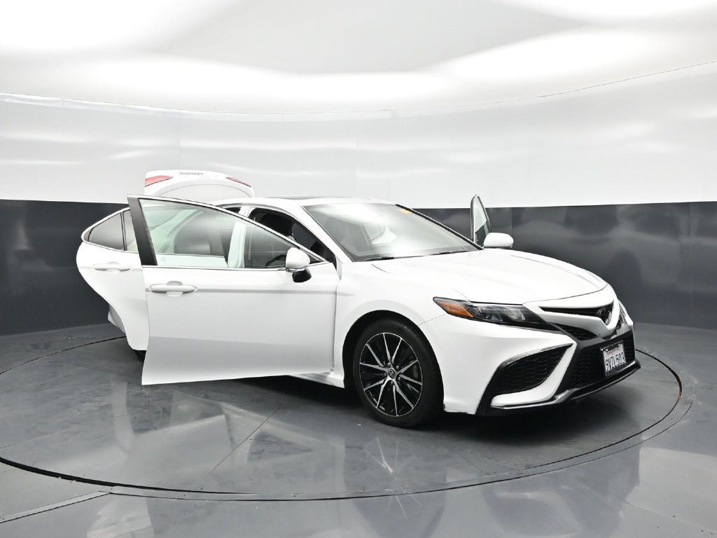 Used 2023 Toyota Camry SE w/ Cold Weather Package FWD image 27