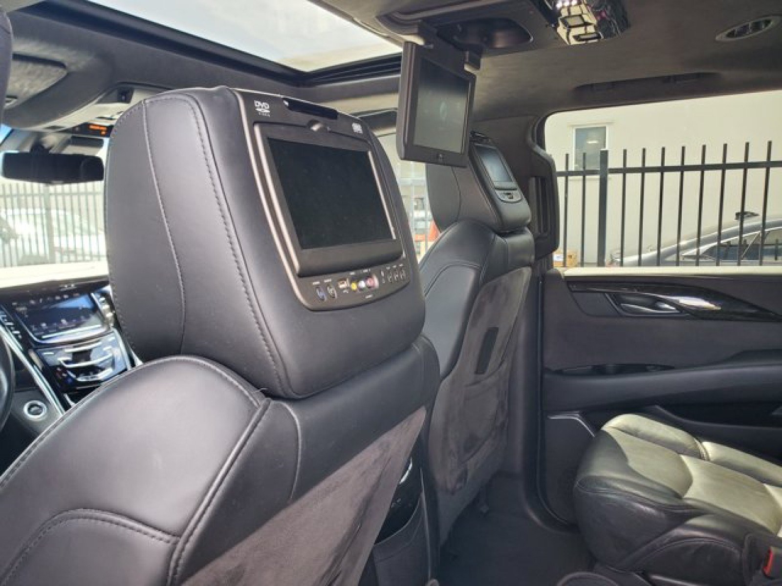 Used 2018 Cadillac Escalade Platinum RWD image 29