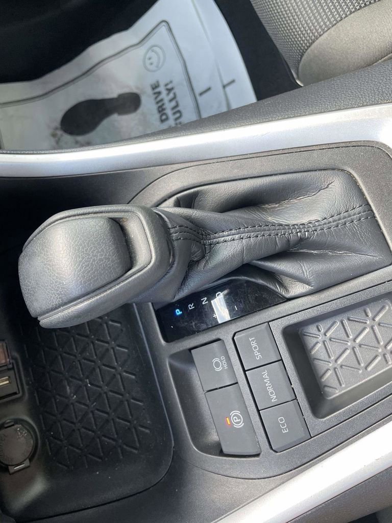 Used 2022 Toyota RAV4 LE image 17