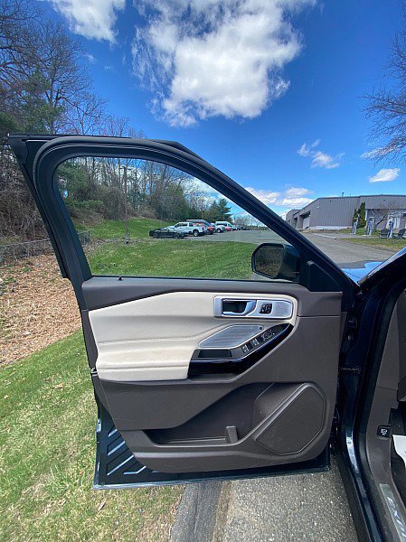 Certified 2023 Ford Explorer Platinum w/ Technology Package AWD/4WD image 33