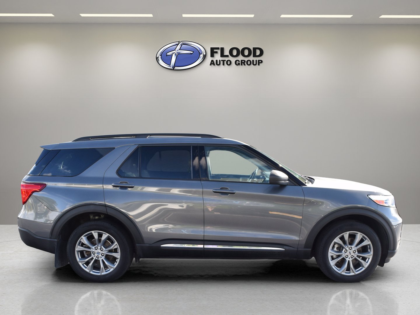 Certified 2022 Ford Explorer XLT w/ Equipment Group 202A AWD/4WD image 3